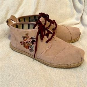 Toms Bota floral suede ankle boots size 7.5w